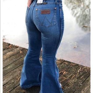 Wrangler Retro High rise flare (bell bottoms)